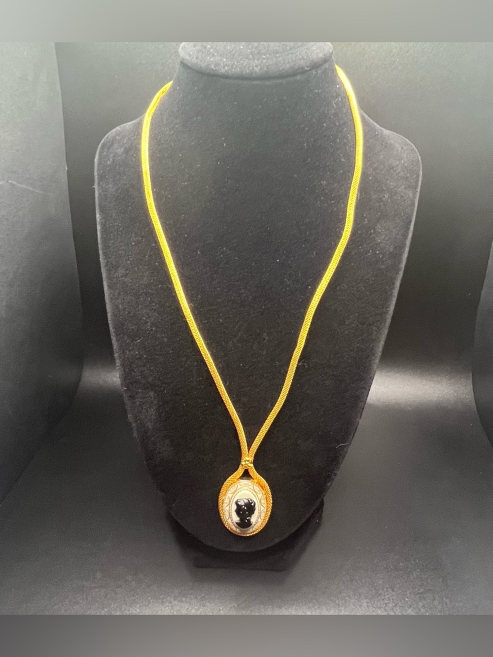 Vintage cameo pendant necklace gold tone mesh chain black cream cameo.